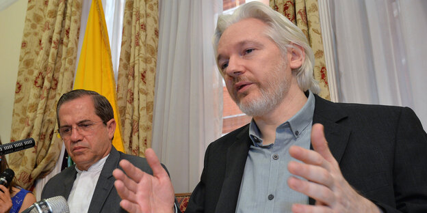 Julian Assange neben Ecuadors Außenminister Ricardo Patino Julian Assange neben Ecuadors Außenminister Ricardo Patino