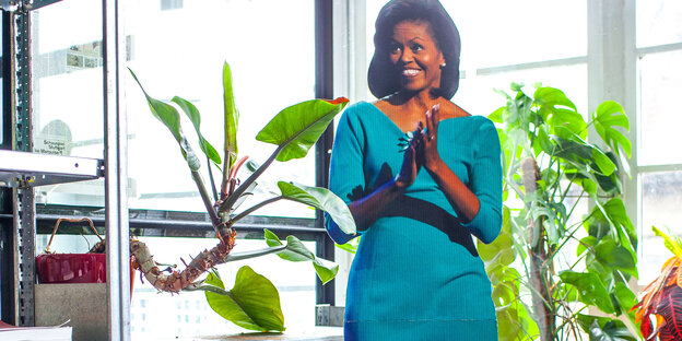 Eine Pappfigur von Michelle Obama Eine Pappfigur von Michelle Obama