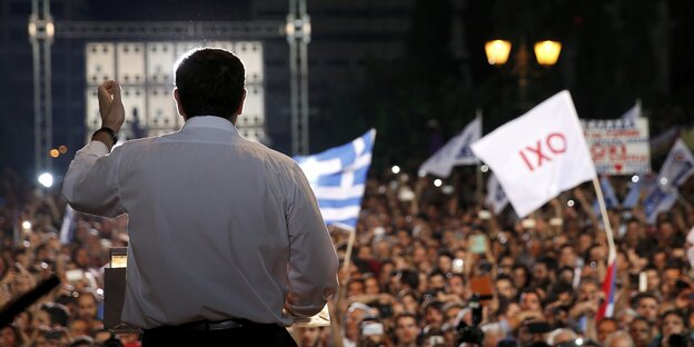 Tsipras vor einer großen Menschenmenge Tsipras vor einer großen Menschenmenge