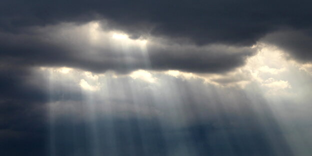 Sonnenstrahlen durch Wolken Sonnenstrahlen durch Wolken