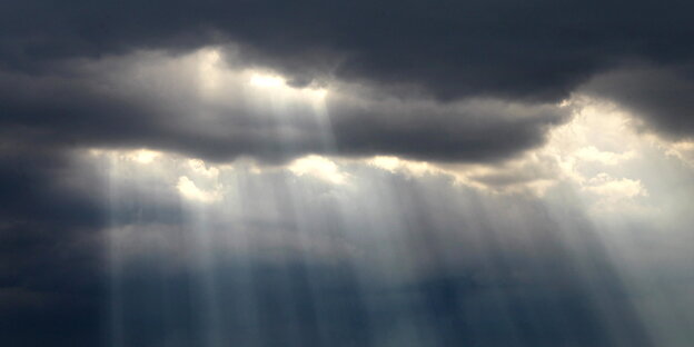 Sonnenstrahlen durch Wolken