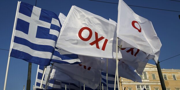 Oxi- und Griechenlandfahnen in Athen. Oxi- und Griechenlandfahnen in Athen.
