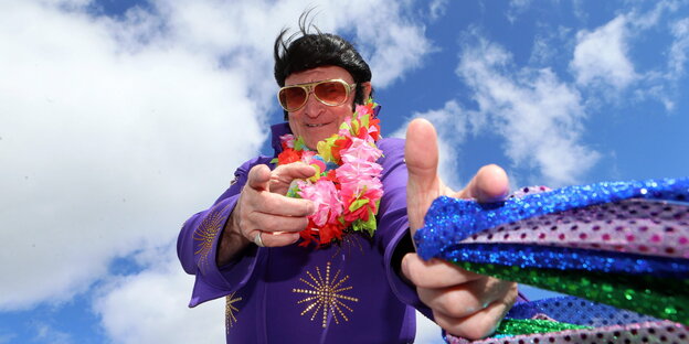 Ein Mensch posiert als Elvis Ein Mensch posiert als Elvis