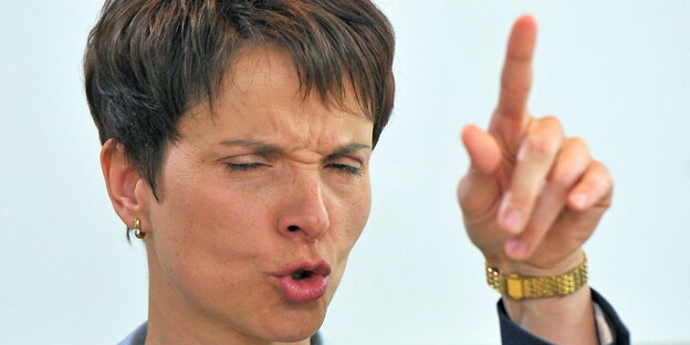 Frau Petry hebt ärgerlich den Zeigefinger Frau Petry hebt ärgerlich den Zeigefinger
