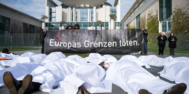 Eine Aktion von Campact vor dem Kanzleramt Eine Aktion von Campact vor dem Kanzleramt