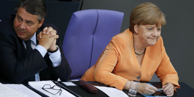 Herr Gabriel und Frau Merkel bei einer Debatte im Bundestag Herr Gabriel und Frau Merkel bei einer Debatte im Bundestag