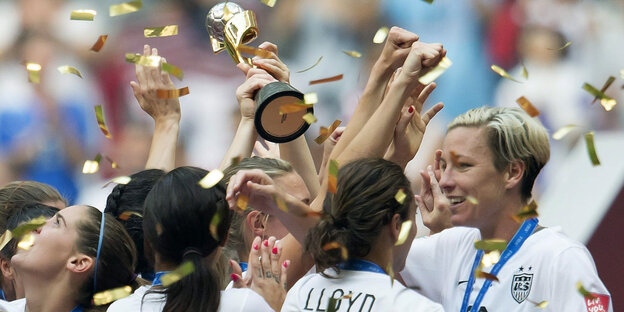 Das US-Team feiert den Titel, der Pokal ist zu sehen Das US-Team feiert den Titel, der Pokal ist zu sehen