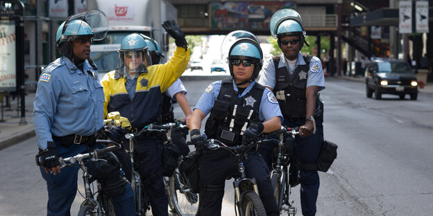 Polizisten aus Chicago auf Rädern Polizisten aus Chicago auf Rädern