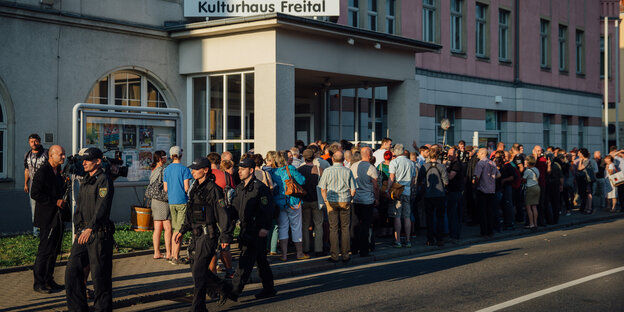 Bürger stehen vor einem Haus Schlange Bürger stehen vor einem Haus Schlange