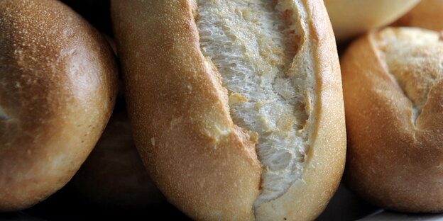 Brötchen liegen auf einem Haufen Brötchen liegen auf einem Haufen