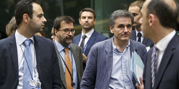 Euklid Tsakalotos in Brüssel umringt von Menschen Euklid Tsakalotos in Brüssel umringt von Menschen