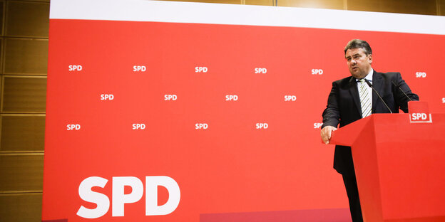 Sigmar Gabriel steht auf einem Podium vor einem SPD-Schriftzug Sigmar Gabriel steht auf einem Podium vor einem SPD-Schriftzug