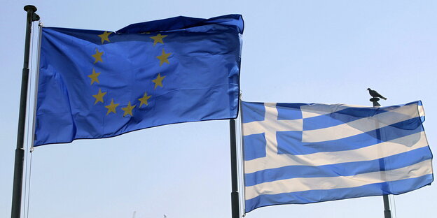 Es sind die griechische und europäische Flagge zu sehen Es sind die griechische und europäische Flagge zu sehen