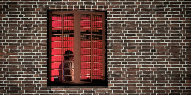 Vergittertes Fenster in einem Gefängnis