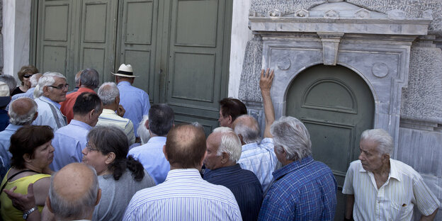 Rentner vor Bank in Athen Rentner vor Bank in Athen