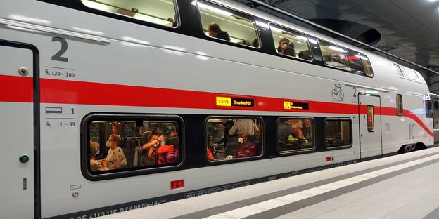 Blick in ein beleuchtes voll besetztes Abteil , Intercity Zug
