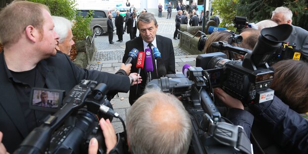 Wolfgang Niersbach vor Kameras und Mikrophonen Wolfgang Niersbach vor Kameras und Mikrophonen