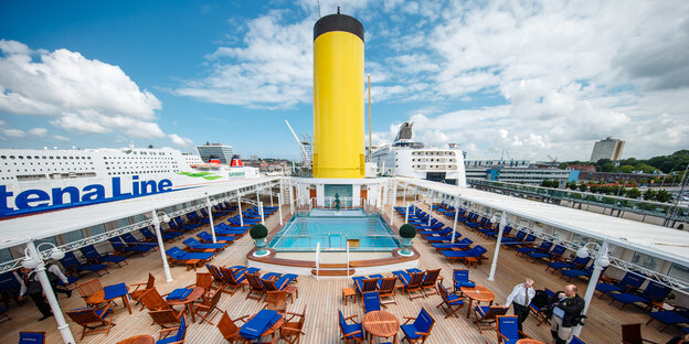 Offenes Deck eines Kreuzfahrtsschiffs mit Pool Offenes Deck eines Kreuzfahrtsschiffs mit Pool