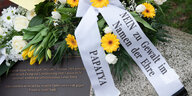 „Nein zu Gewalt im Namen der Ehre“ steht auf einer Kranzschleife an der Gedenkstelle für Hatun Sürücü im Stadteil Neukölln. Die Deutsch-Türkin wurde 2005 in Berlin von einem ihrer Brüder erschossen