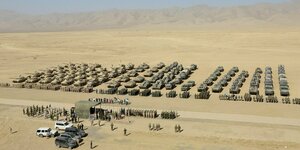 Luftaufnahme: Panzer und Soldaten in Reihen aufgestellt