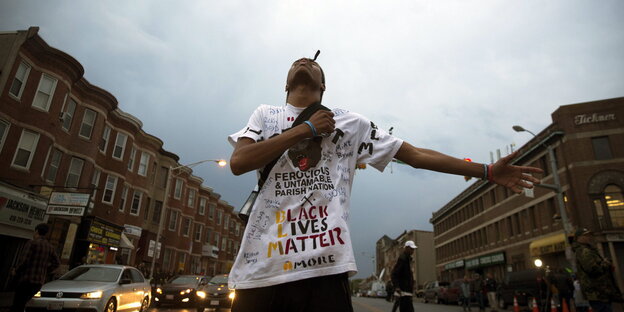 Demonstrant gegen Polizeigewalt gegen Schwarze in Baltimore Demonstrant gegen Polizeigewalt gegen Schwarze in Baltimore