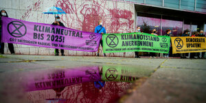Teilnehmer einer Protestaktion von Umweltaktivisten stehen mit Bannern für eine umweltfreundlichere Klimapolitik vor dem Konrad-Adenauer-Haus, der CDU-Parteizentrale.