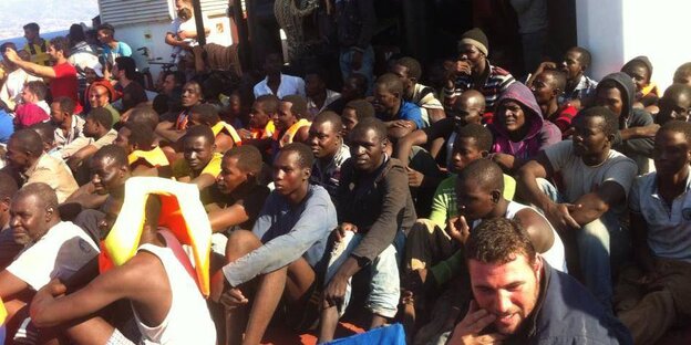 Überfülltes Boot mit Flüchtlingen Überfülltes Boot mit Flüchtlingen