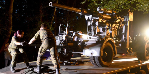 Soldatin und Soldat vor Panzer