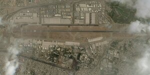 Satellitenfoto des Flughafens Kabul. Landebahnen und desolate Häuser