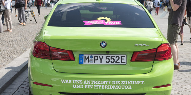 Grüner BMW mit Hybridmotor