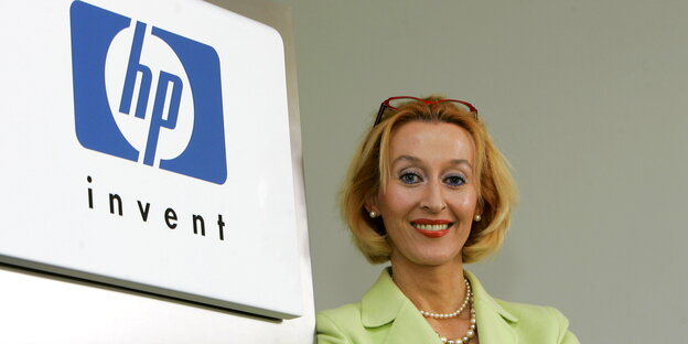 Regine Stachelhaus posiert neben dem HP-Logo Regine Stachelhaus posiert neben dem HP-Logo