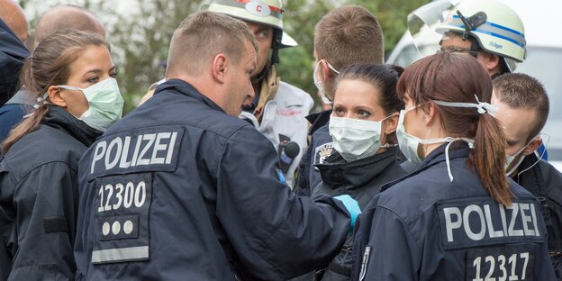 Eine Gruppe PolizistInnen mit Mundschutz Eine Gruppe PolizistInnen mit Mundschutz