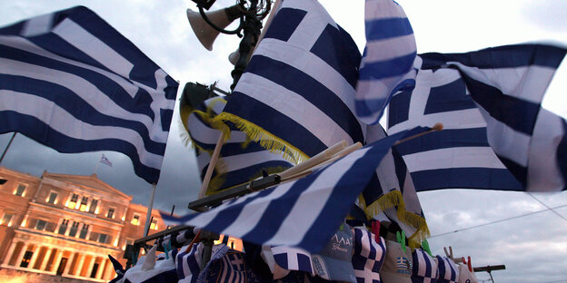 Mehrere im Wind wehende griechische Fahnen Mehrere im Wind wehende griechische Fahnen