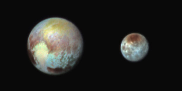Ein etwas unscharfes Bild von Pluto und einem seiner Monde. Ein etwas unscharfes Bild von Pluto und einem seiner Monde.