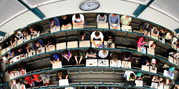 Studierende sitzen in einem Hörsaal Studierende sitzen in einem Hörsaal