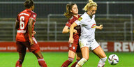 Die Fußballerin Sharon Beck vom 1. FC Köln deckt den Ball gegen Spielerinnen des FC Bayern München