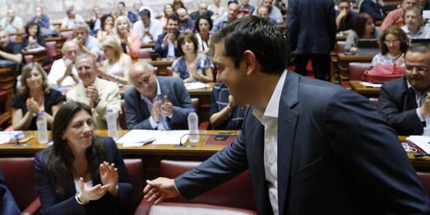 Alexis Tsipras vor Abgeordneten im Parlament Alexis Tsipras vor Abgeordneten im Parlament