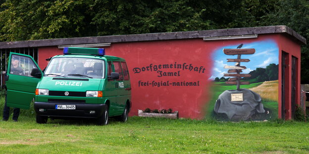 Ein Polizeiauto steht neben einem Grafitti „Frei, sozial, national“ Ein Polizeiauto steht neben einem Grafitti „Frei, sozial, national“