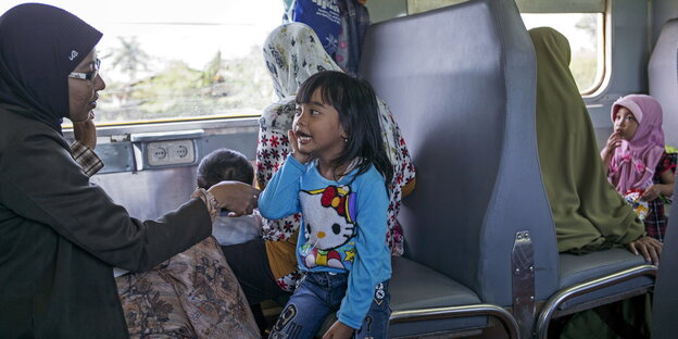 Menschen in einem indonesischen Zug Menschen in einem indonesischen Zug