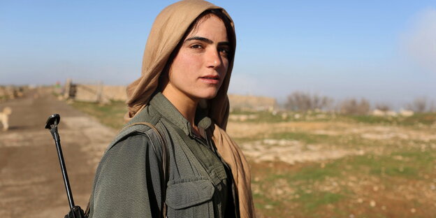 Eine Kämpferin in Sinjar, im Nordwesten Iraks Eine Kämpferin in Sinjar, im Nordwesten Iraks