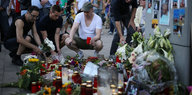 Mit Blumen, Bildern und Kerzen: Kölner gedenken dem Opfer an der Unfallstelle.