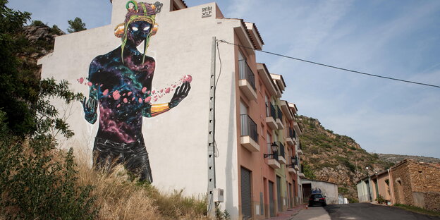 Grafitti an einer Hauswand im spanischen Dorf Fanzara. Grafitti an einer Hauswand im spanischen Dorf Fanzara.