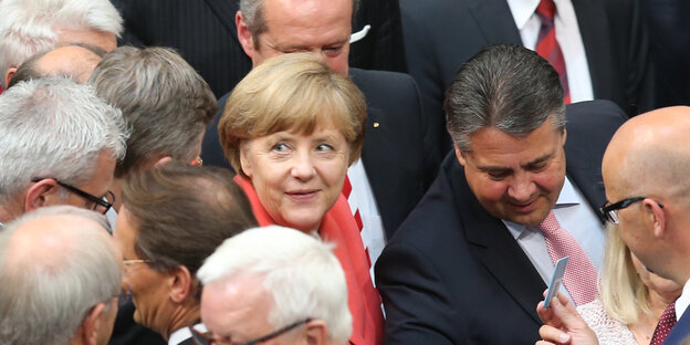 Angela Merkel und Sigmar Gabriel in der Menge. Angela Merkel und Sigmar Gabriel in der Menge.