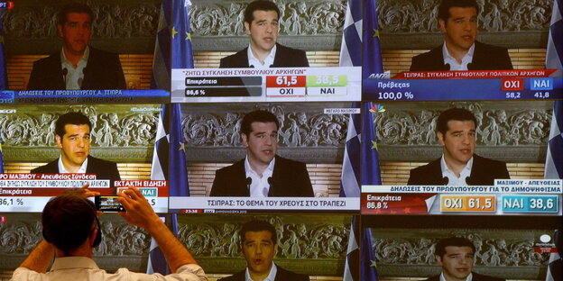 Alexis Tsipras ist auf mehreren Fernsehbildschirmen zu sehen Alexis Tsipras ist auf mehreren Fernsehbildschirmen zu sehen