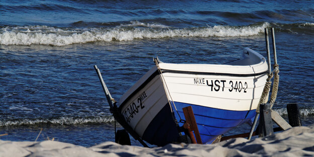 Ein Ruderboot liegt am Meer.