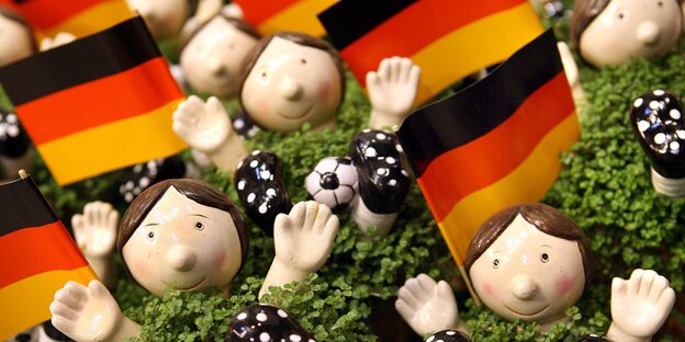Keramikfiguren mit Deutschlandfahnen Keramikfiguren mit Deutschlandfahnen