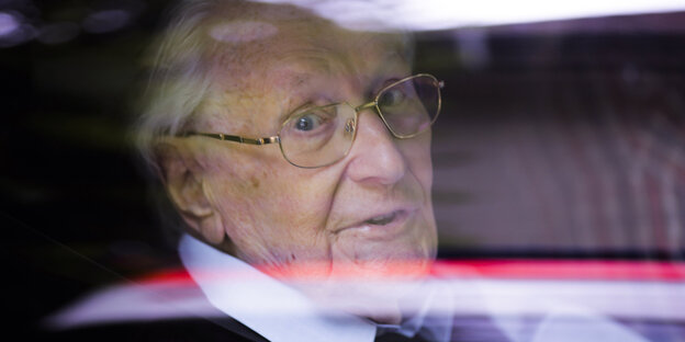 Der Verurteilte SS-Mann Oskar Gröning im Auto. Der Verurteilte SS-Mann Oskar Gröning im Auto.