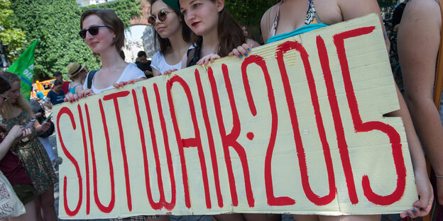 Junge Frauen halten ein Schild mit der Aufschrift "Slutwalk 2015" vor sich. Junge Frauen halten ein Schild mit der Aufschrift "Slutwalk 2015" vor sich.
