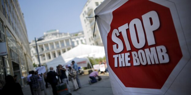 Logo der Lobbygruppe „Stop the Bomb“ Logo der Lobbygruppe „Stop the Bomb“