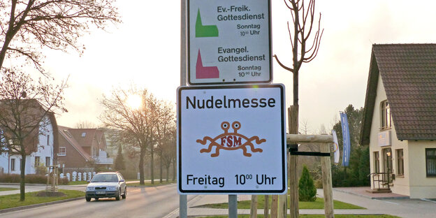 Ein Schild der Spaghettimonster-Kirche an einem Straßenmast Ein Schild der Spaghettimonster-Kirche an einem Straßenmast